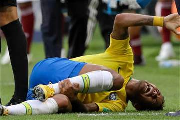 Nach einem Foul durch den Mexikaner Miguel Layun wälzt sich Neymar demonstrstiv mit schmerzverzerrtem Gesicht auf dem Rasen. Foto: Andre Penner/AP