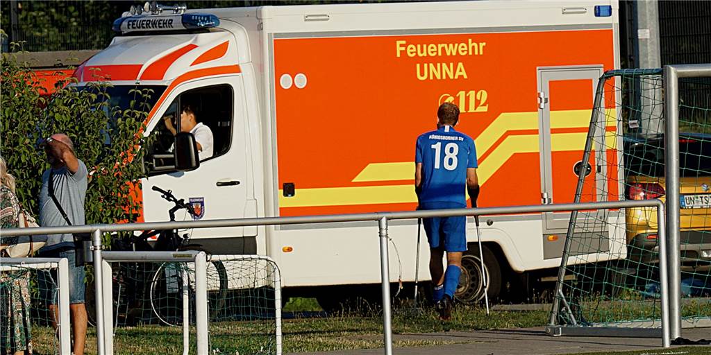 Dreifaches Verletzungspech: Königsborner SV bezahlt Pokalsieg bei RW Unna teuer Nach einem Foul musste Hannes Richard Gladysch verletzt ausscheiden und kam mit dem RTW ins Krankenhaus.