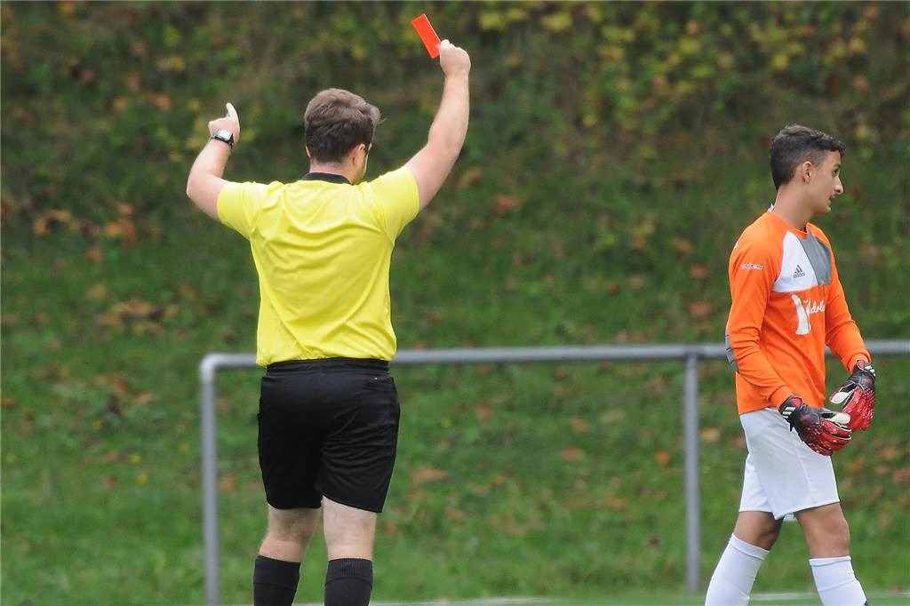 Nachwuchs von Wacker Obercastrop entert die Bezirksliga mit einem Dreier zum Auftakt Nach einem Handspiel außerhalb des Strafraums musste der C-Junioren-Torwart des FC Merkur Dortmund früh mit "Rot" das Feld verlassen.