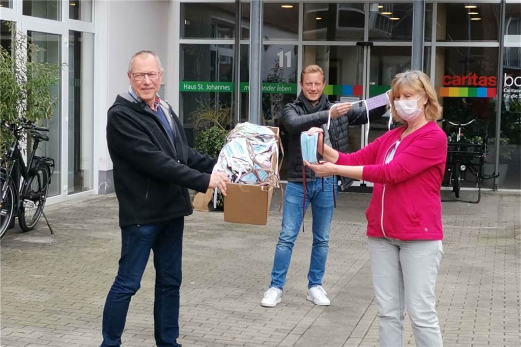 Seniorenheime in Kirchhellen - Corona verschiebt die Prioritäten Nach einem Hilferuf der Kirchhellener Seniorenheime hatten über 50 Freiwillige rund 200 Masken genäht. Diese wurden von Bezirksbürgermeister Ludger Schnieder übergeben.