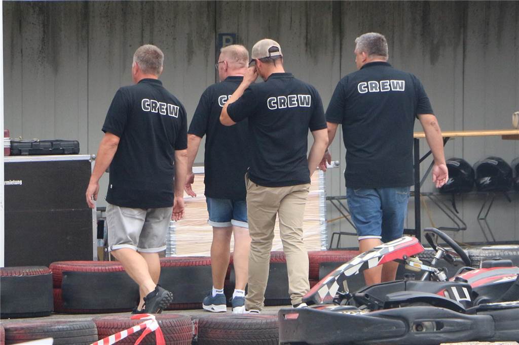 Nach einem intensiven Briefing und Grußworten durch Bürgermeister Berthold Dittmann ging es für die Mitglieder der 50 Teams am Freitag erstmals auf die Rennstrecke. Dies bei unterschiedlichen Bedingungen. Am Samstag wird es dann ab 10 Uhr ernst mit den Rennen der Vor- und Hauptrunde, bis am Abend ab 19 Uhr die Finalrennen den krönenden Abschluss bilden werden. Schon am Freitag war die Resonanz bei den Zuschauern enorm.
