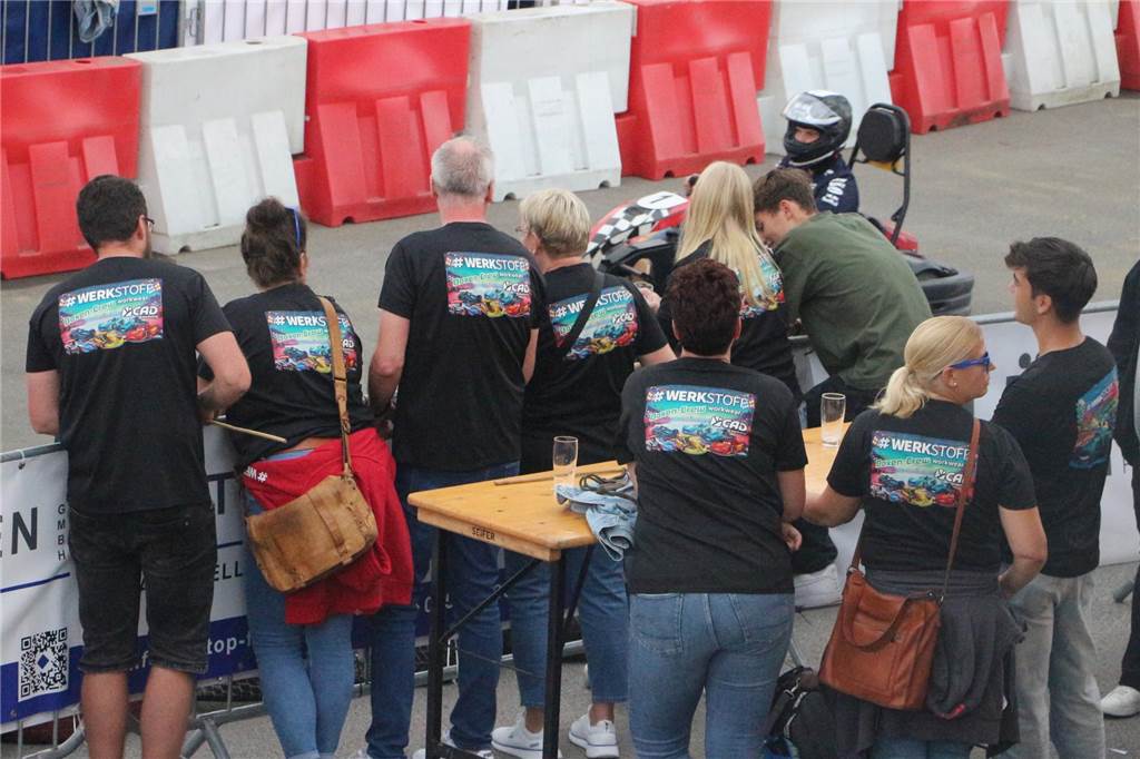 Nach einem intensiven Briefing und Grußworten durch Bürgermeister Berthold Dittmann ging es für die Mitglieder der 50 Teams am Freitag erstmals auf die Rennstrecke. Dies bei unterschiedlichen Bedingungen. Am Samstag wird es dann ab 10 Uhr ernst mit den Rennen der Vor- und Hauptrunde, bis am Abend ab 19 Uhr die Finalrennen den krönenden Abschluss bilden werden. Schon am Freitag war die Resonanz bei den Zuschauern enorm.