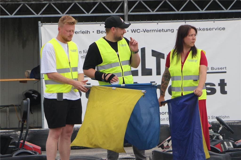 Nach einem intensiven Briefing und Grußworten durch Bürgermeister Berthold Dittmann ging es für die Mitglieder der 50 Teams am Freitag erstmals auf die Rennstrecke. Dies bei unterschiedlichen Bedingungen. Am Samstag wird es dann ab 10 Uhr ernst mit den Rennen der Vor- und Hauptrunde, bis am Abend ab 19 Uhr die Finalrennen den krönenden Abschluss bilden werden. Schon am Freitag war die Resonanz bei den Zuschauern enorm.