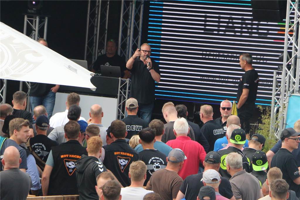 Nach einem intensiven Briefing und Grußworten durch Bürgermeister Berthold Dittmann ging es für die Mitglieder der 50 Teams am Freitag erstmals auf die Rennstrecke. Dies bei unterschiedlichen Bedingungen. Am Samstag wird es dann ab 10 Uhr ernst mit den Rennen der Vor- und Hauptrunde, bis am Abend ab 19 Uhr die Finalrennen den krönenden Abschluss bilden werden. Schon am Freitag war die Resonanz bei den Zuschauern enorm.