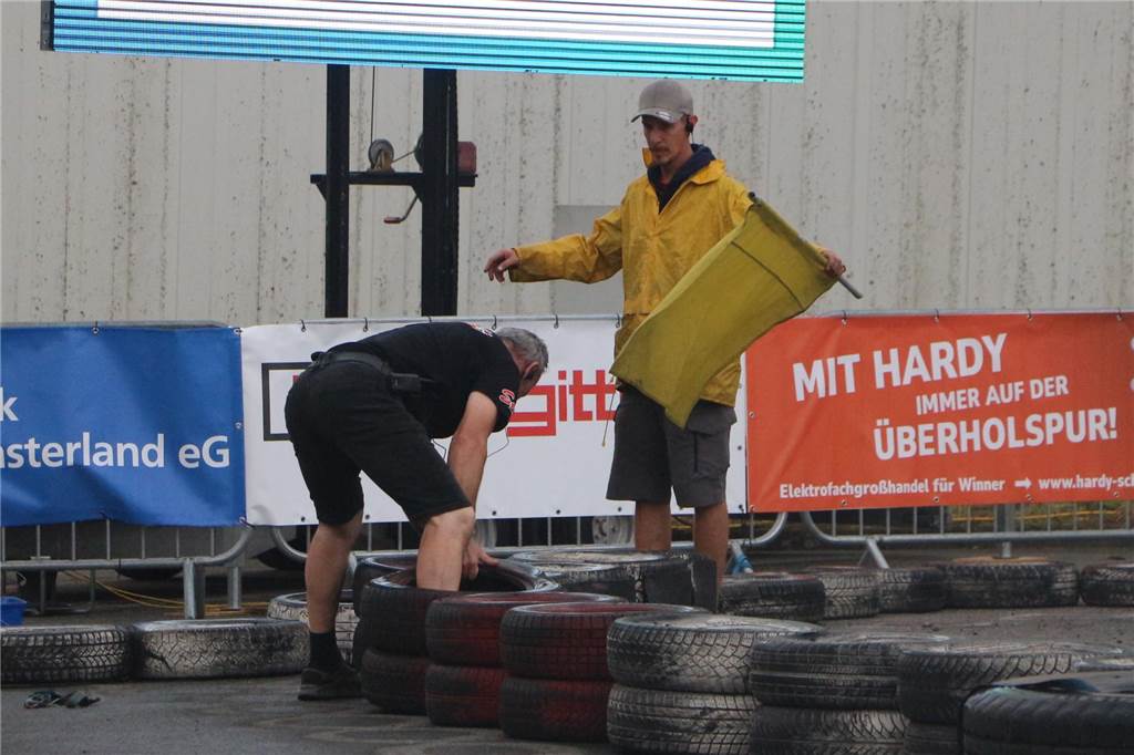 Nach einem intensiven Briefing und Grußworten durch Bürgermeister Berthold Dittmann ging es für die Mitglieder der 50 Teams am Freitag erstmals auf die Rennstrecke. Dies bei unterschiedlichen Bedingungen. Am Samstag wird es dann ab 10 Uhr ernst mit den Rennen der Vor- und Hauptrunde, bis am Abend ab 19 Uhr die Finalrennen den krönenden Abschluss bilden werden. Schon am Freitag war die Resonanz bei den Zuschauern enorm.