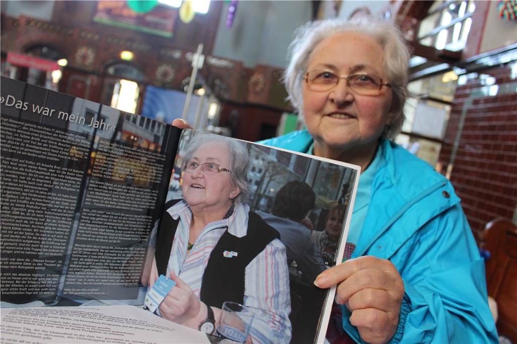 Kulturhauptstadt Ruhr 2010: Die älteste der ehrenamtlichen Helfer erinnert sich Nach einem Jahr Ruhr 2010 erschien das Buch „Augenblicke“, in dem Inge Nieswand von ihren Erlebnissen berichten konnte.