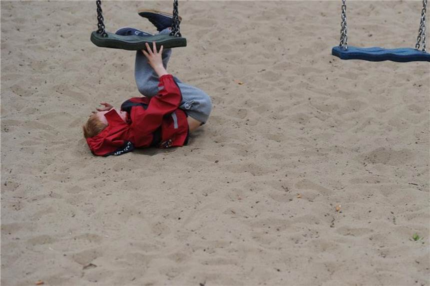 Was tun, wenn sich das Enkelkind weh tut? Nach einem kleinen Sturz hilft es Enkelkindern, wenn sie von ihren Großeltern getröstet werden. Foto: Jens Kalaene