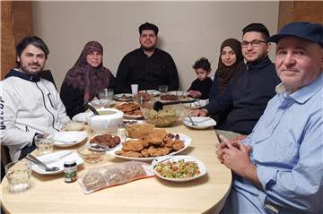 Nach einem langen Fastentag sitzen drei Generationen der Familie Khalil gemeinsam am Tisch.