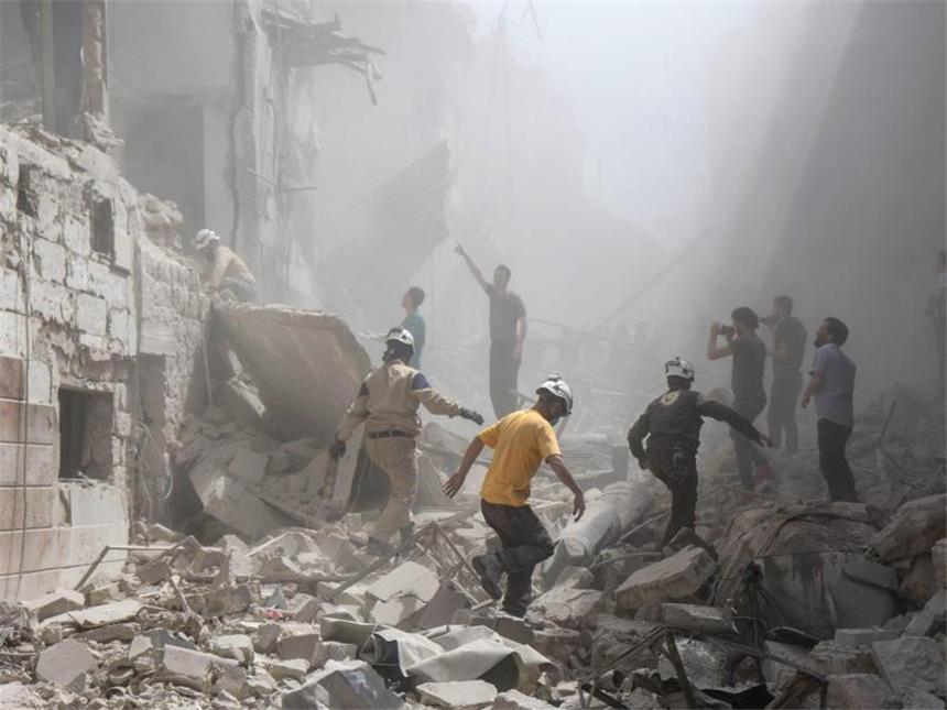 Gabriel: Assad muss zur Rechenschaft gezogen werden Nach einem Luftangriff in Aleppo versuchen Helfer Opfer aus den Trümmern eines Hauses zu bergen. Foto: Hadi Alabdallah/Archiv