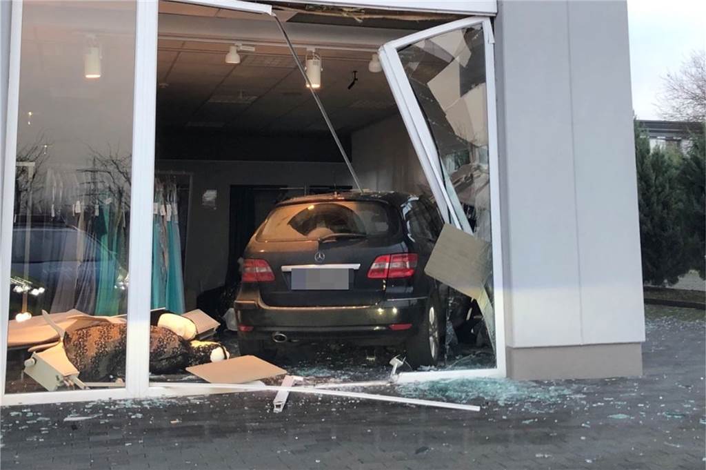 Kurioses in NRW 2022: Masken-Tricks, Torten-Boss und hungrige Diebe Nach einem missglückten Einparkmanöver ist ein Auto in Kerpen erst im Verkaufsraum eines Brautmodengeschäfts zum Stehen gekommen.