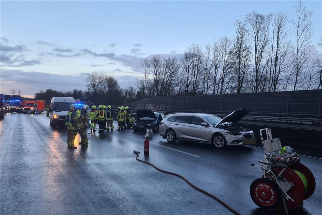 Die Rettungskräfte hatten viel zu tun, es gab drei Verletzte und sechs beteiligte Fahrzeuge zu bergen.