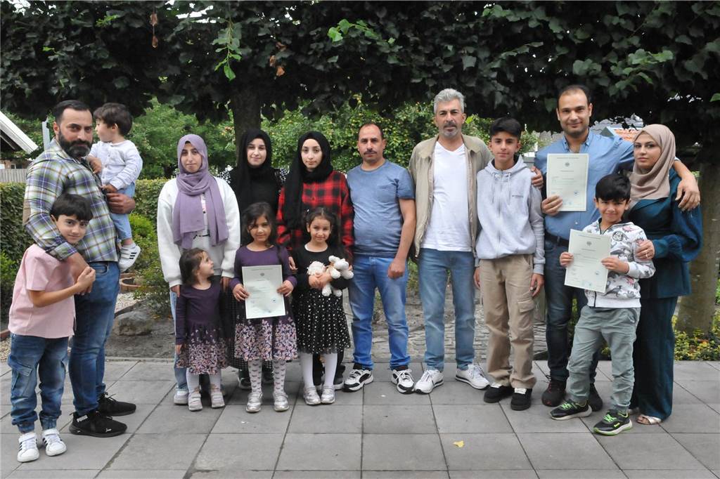 Familie Sheikh Daher: Wie aus Kriegsflüchtlingen Ottensteiner wurden Nach einem schwierigen Verfahren haben vier Ottensteiner Familien mit Migrationshintergrund endlich ihre Einbürgerungsurkunden bekommen.