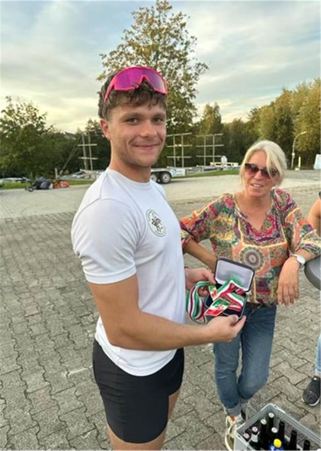 So viel Schweiß und Training steckt in Noel Jaschkes Meistertitel Noel hält seine Goldmedaille in der Hand. Unten rechts steht ein Kasten Bier auf dem Boden.