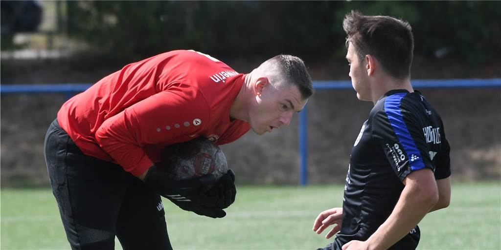 Castrop-Rauxeler Trainer lobt Schiedsrichter nach Roter Karte gegen seinen Co-Trainer Nach einem Spiel in der Kreisliga B mit zwei Roten Karten verhalf ein Trainer dem Schiedsrichter mit einem Videobeweis zu einer besseren Bewertung einer Szene.