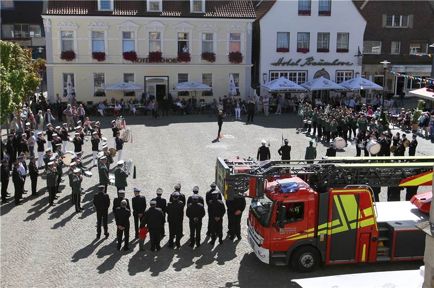 Nach einem Sternmarsch bauten sich die Spielmannszüge auf dem Marktplatz auf.