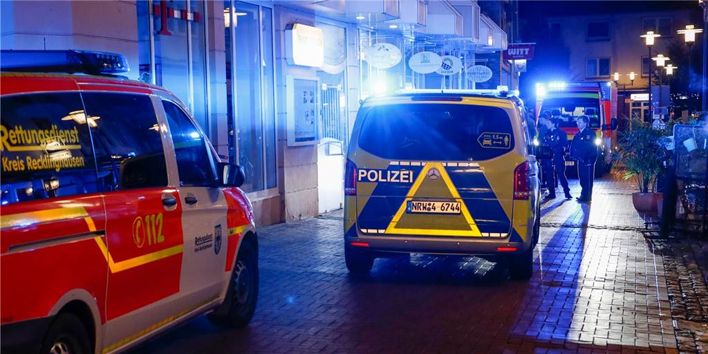 Alarm in der Altstadt: Castroper Kirmes von Scheiben-Attacke überschattet Nach einem Tritt in die Scheibe einer Tür von Gelb-Solar auf der Münsterstraße kam es zu einem größeren Einsatz am Auftaktabend der Kirmes.