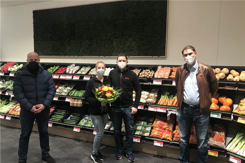 Rewe Olfen präsentiert sich mit neuem Konzept und neuen Akzenten Nach einem Umbau hat der Rewe in Olfen wieder geöffnet. Darüber freuen sich Andreas Katthöfer (Verkaufsleiter), Chantal Eckhardt (Lebensgefährtin von Peter Ilkow), Peter Ilkow (Inhaber) und Nicolas Bräutigam (Ladenlayouter).