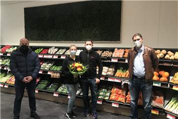 Nach einem Umbau hat der Rewe in Olfen wieder geöffnet. Darüber freuen sich Andreas Katthöfer (Verkaufsleiter), Chantal Eckhardt (Lebensgefährtin von Peter Ilkow), Peter Ilkow (Inhaber) und Nicolas Bräutigam (Ladenlayouter).