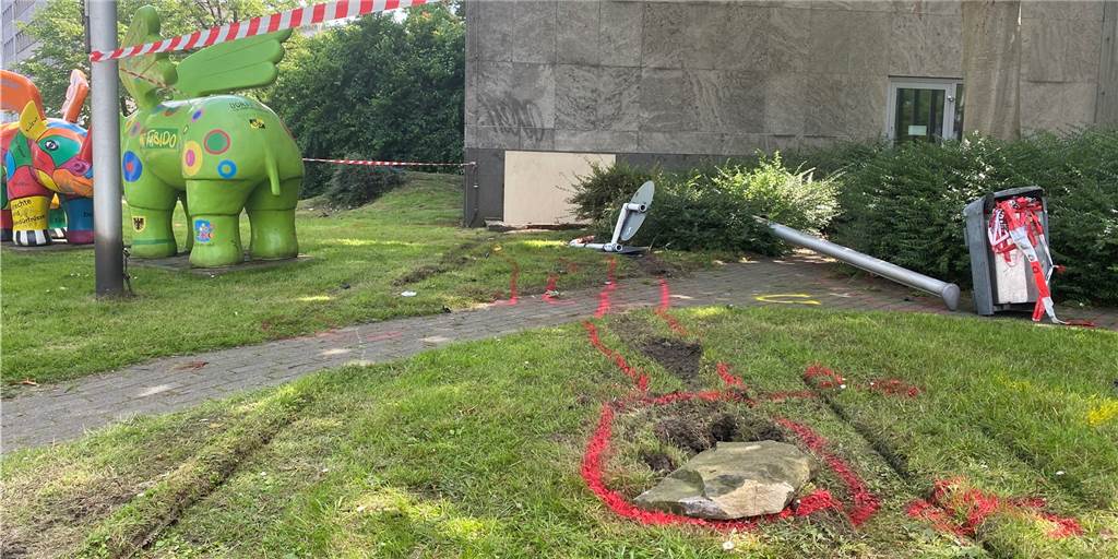 Audi kracht gegen das Jugendamt - Unfallstelle sorgt für Schaulustige Nach einem Unfall am Ostwall sind die Spuren vor dem Gebäude des Jugendamts noch deutlich zu erkennen.