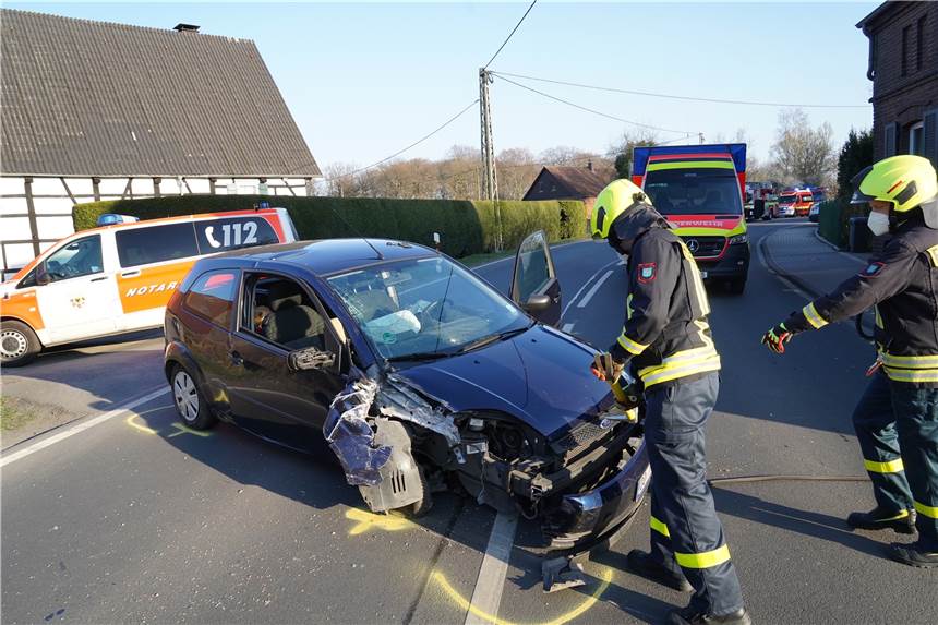 Verkehrsunfall in Castrop-Rauxel: Dortmunder (86) schwer verletzt Nach einem Unfall am Westring bleibt ein Pkw zertrümmert zurück.