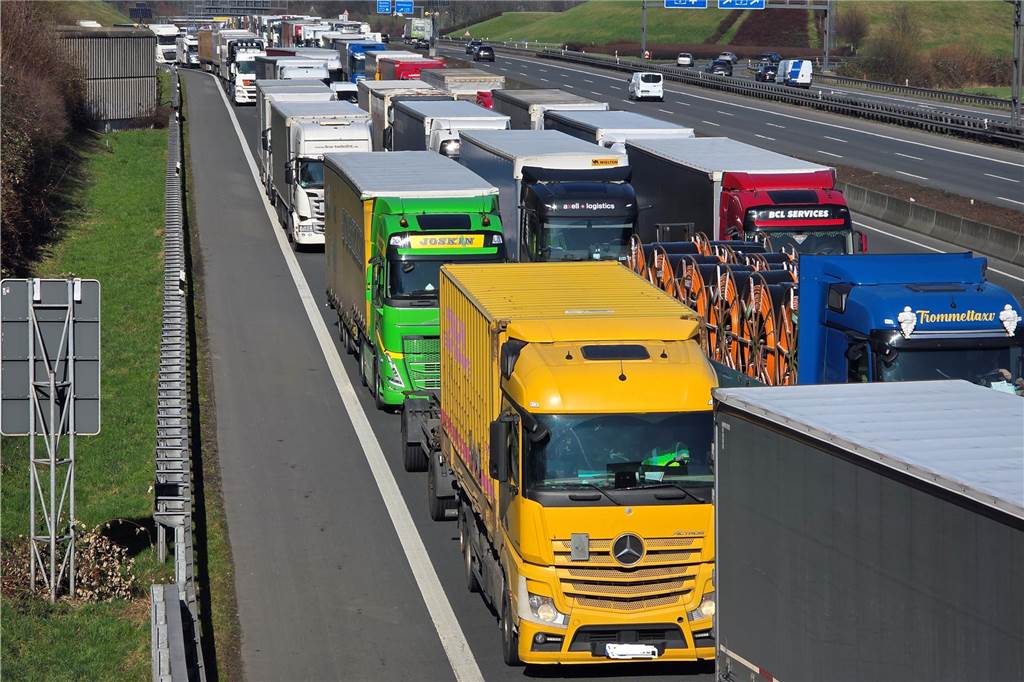 Mehre Lkw stehen auf der A1 nahe dem Kamener Kreuz im Stau. 