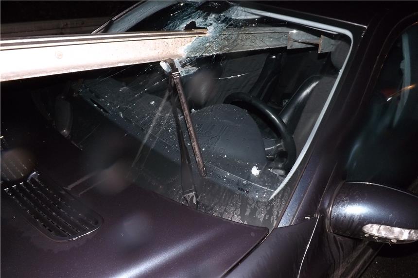 Stahlträger bohrt sich in Windschutzscheibe auf A43 Nach einem Unfall auf der A43 bohrten sich in der Nacht zu Sonntag Stahlträger in die Scheiben eines Autos.