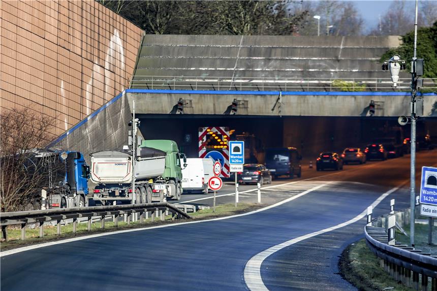 Zwei Leichtverletzte bei Unfall auf der B236 Nach einem Unfall auf der B236 war die Bundesstraße ab der Auffahrt von der B1 in Richtung Lünen bis hinter den Wambeler Tunnel gesperrt.