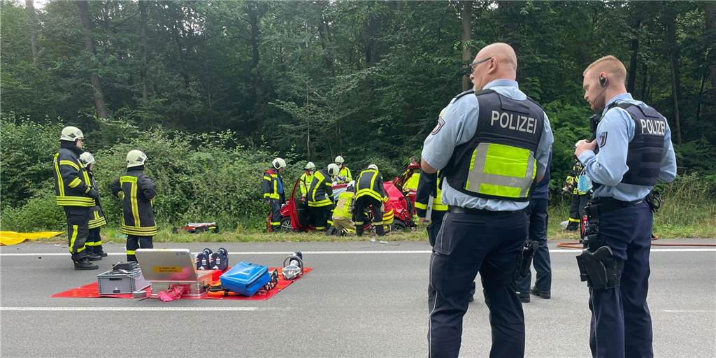 Schwerer Unfall auf der L 608 - Pkw-Fahrer mit Hubschrauber ins Krankenhaus Rettungskräfte am Unfallort auf der L 608