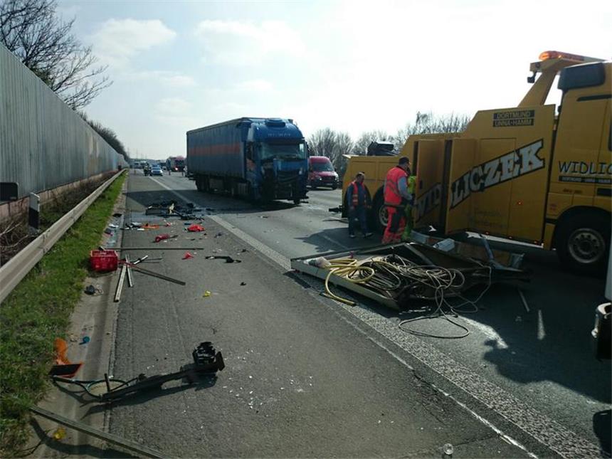 Unfall mit drei Lkw sorgte für langen Stau auf der A1 Nach einem Unfall staut sich der Verkehr auf der A1 Richtung Münster.