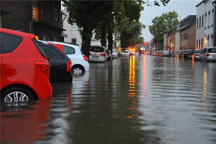Ruhrgebiet von Unwettern stark getroffen - Straßen und Keller unter Wasser Nach einem Unwetter mit Starkregen standen einige Straßen in NRW unter Wasser.