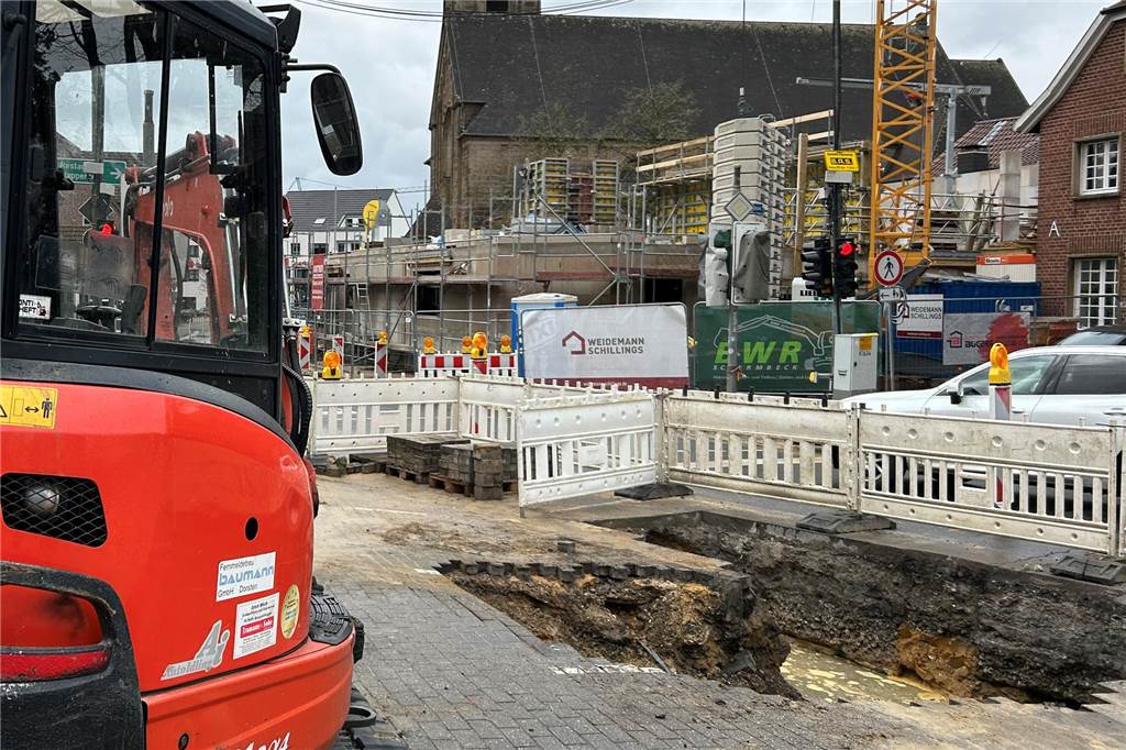 Nach einem Wasserrohrbruch ist die Verkehrsführung von Richtung Dorsten kommend eine Einbahnstraße. Von der anderen Seite aus wird der Verkehr umgeleitet.