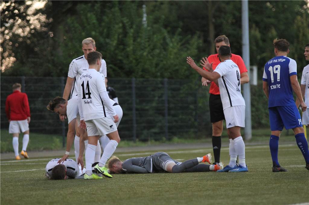 Torwartkampf beim FC Nordkirchen ist endgültig eröffnet – „Es entscheidet nur das Training“ Nach einem Zusammenstoß mit Linus Hensler verletzte sich Yannick Barenberg (grau) im Pokalspiel gegen den TuS Hiltrup schwer.