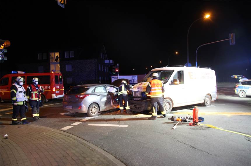 Frau (27) fährt bei rot – Kreuzung nach Unfall fast zwei Stunden gesperrt Nach einem Zusammenstoß zwischen einem Pkw und einem Lieferwagen war die Kreuzung Lünener Straße/Jahnstraße/Mühlenstraße für fast zwei Stunden gesperrt.