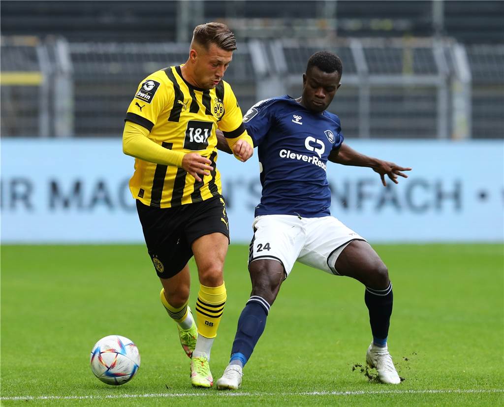 BVB-Sorgenkind mit Liebeserklärung an Verein: „Dafür werde ich ein Leben lang dankbar sein“ BVB-U23-Spieler Marco Pasalic (l.) in einem Zweikampf mit Kebba Badjie, einem Spieler des VfB Oldenburg.