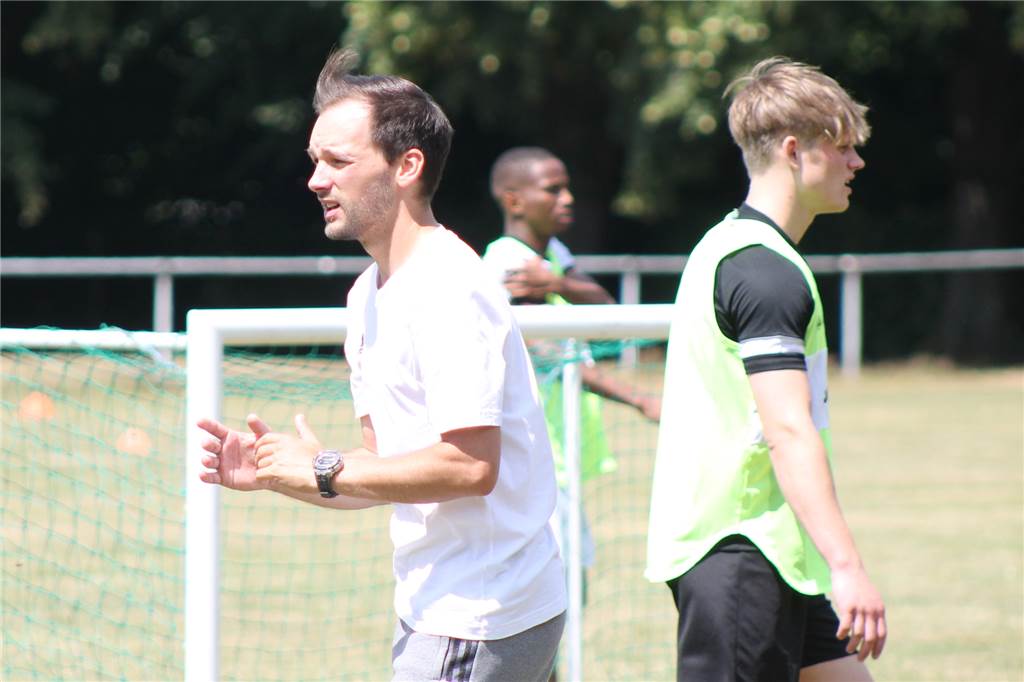 Neu-Trainer Patrick Kulinski schwärmt beim Auftakt vom SuS Kaiserau: „Das ist einfach gigantisch“ Nach einer 45 minütigen Besprechung ging es auf den Trainingsplatz. Dort konnte sich Patrick Kulinski einen ersten Eindruck von seiner neuen Mannschaft machen.