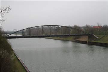 Nach einer Beschädigung durch ein Schiff muss diese Brücke über dem Datteln-Ems-Kanal in Haltern überprüft werden.