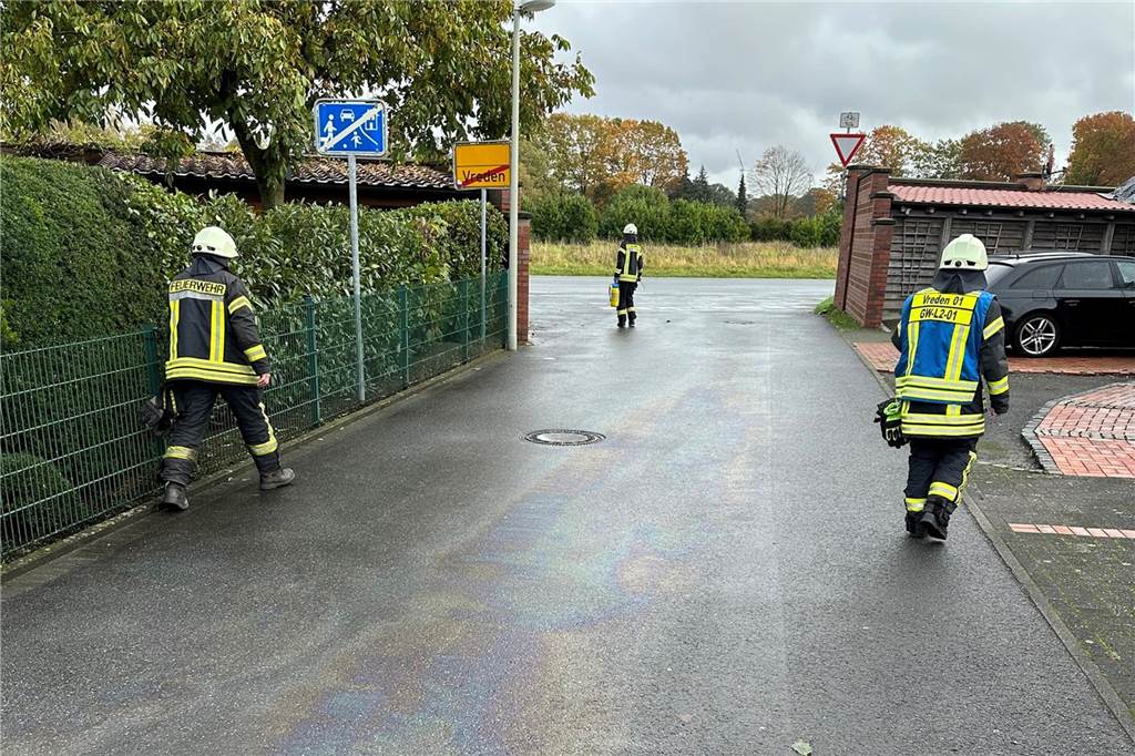 Ölspur zieht sich über 5 Kilometer: Löschzug Vreden mit 30 Kräften im Einsatz Nach einer ersten Begutachtung alarmierte der Löschzug Vreden-Stadt nach. Letztlich waren 30 Kameraden im Einsatz.