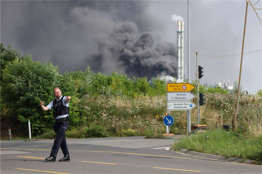 Explosion in Chemiepark in Leverkusen: Zwei Mitarbeiter tot, 31 Menschen verletzt - Liveblog Nach einer Explosion seien Feuerwehr, Rettungskräfte und Polizei aktuell im Großeinsatz, erklärte die Polizei. Wegen der Schadenslage ist die viel befahrende Autobahn A1 bei Leverkusen gesperrt worden.