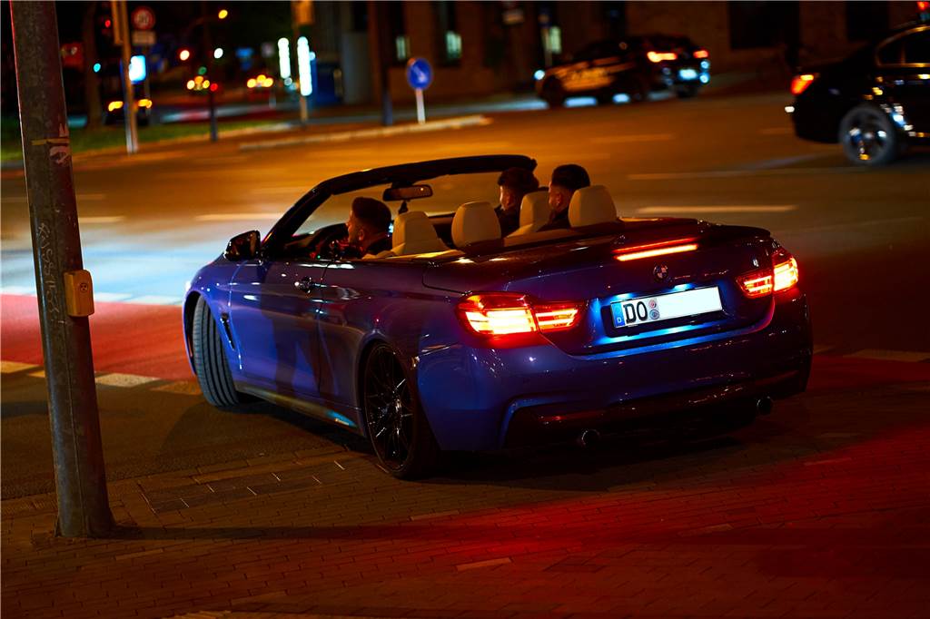 Diskussion um Lärmblitzer: So laut sind die Wall-Raser wirklich Nach einer kleinen Runde über den U-Vorplatz ordnet sich dieser Fahrer wieder in die Kreuzung ein.