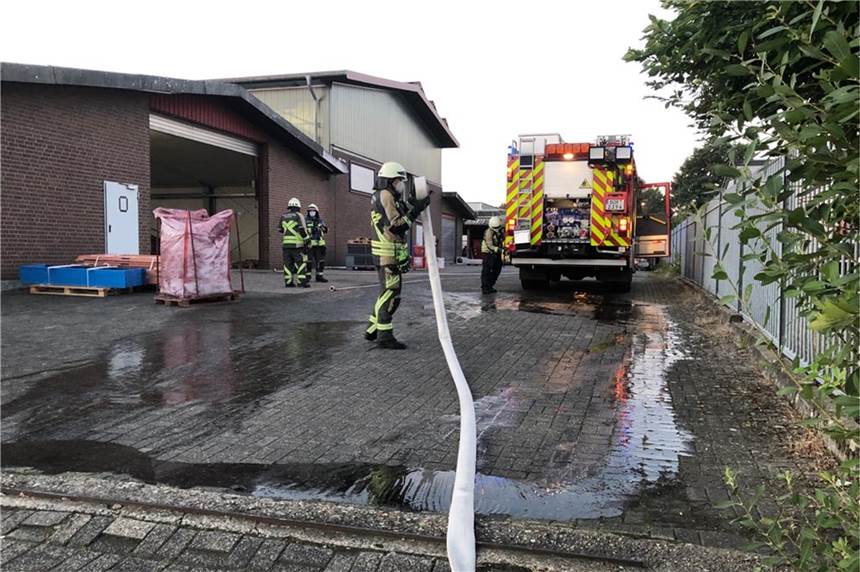 Brand in Ahauser Pulverbeschichtungsbetrieb ausgebrochen Nach einer knappen halben Stunde nach der Alarmierung konnten die Feuerwehrleute die Schläuche wieder einrollen, der Brand in einem Pulverbeschichtungsbetrieb war gelöscht