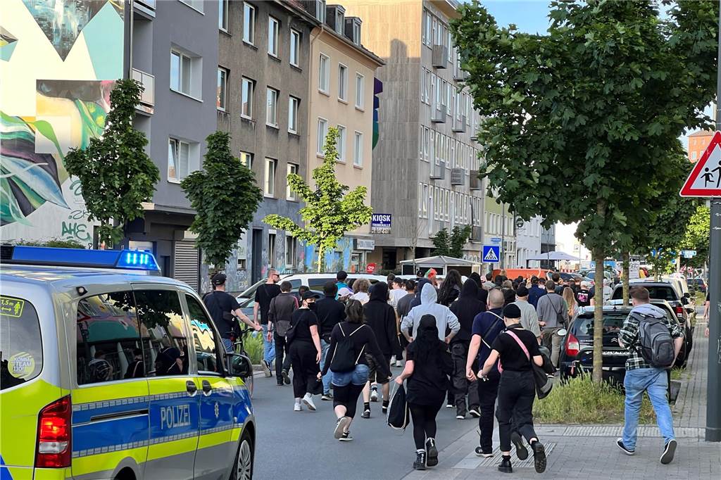 Spontan-Demo zieht über den Wall in Dortmund: Aktivisten demonstrieren nach Urteil gegen Lina E. Nach einer Kundgebung auf dem Sonnenplatz zogen einige Demonstranten durchs Klinikviertel zum Dortmunder U.