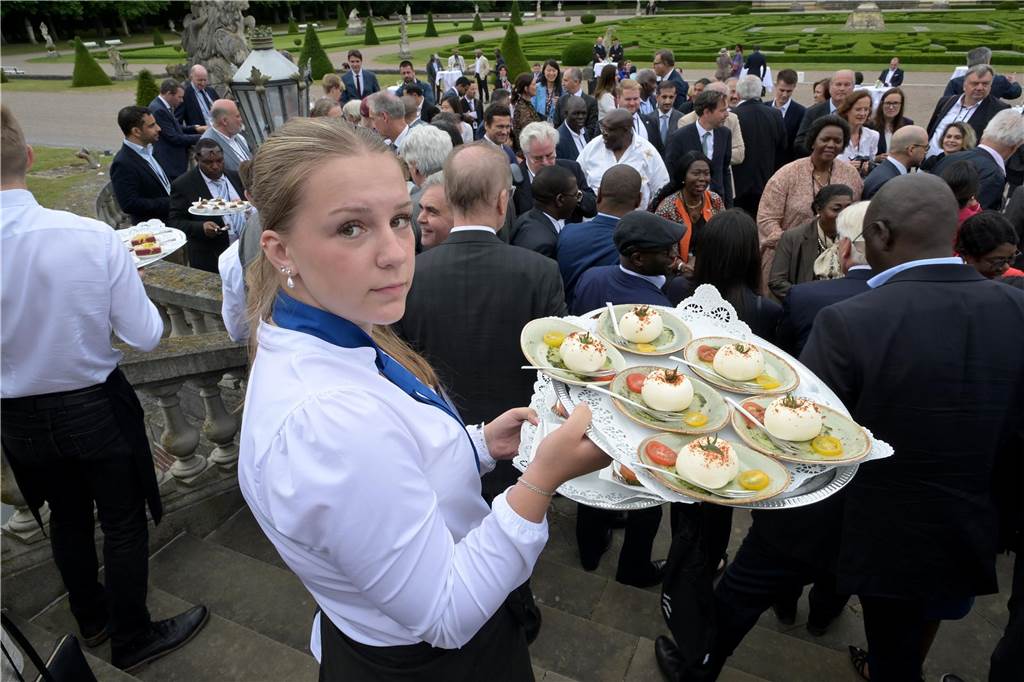 Nach einer kurzen Rede von Bundespräsident Steinmeier gab es Essen, serviert in mundgerechten Häppchen.