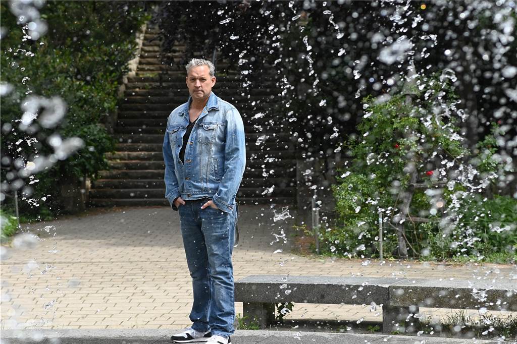 Lindenstraßen-Star Christian Kahrmann überwindet Koma und Schicksalsschläge Der Schauspieler Christian Kahrmann steht hinter einem Brunnen in Prenzlauer Berg.