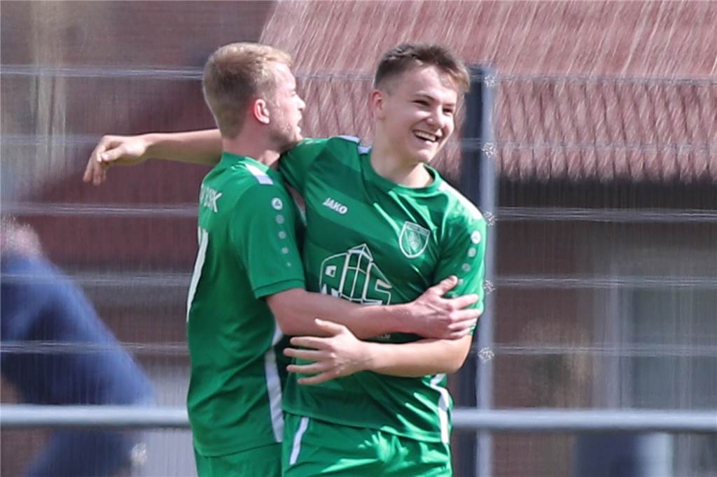 Youngster des PSV Bork meldet sich nach Comeback mit Zaubertreffer zurück: „Ein cooles Gefühl“ Nach einer schwierigen Vorbereitung ist Lukas Dorschner (r.) zurück beim PSV Bork. Gegen den TSC Kamen führte sich der Youngster gleich mit einer direkt verwandelten Ecke ein.