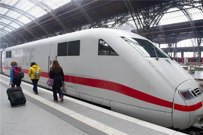 Kommt ein neues Fahrplan-Modell für die Bahn? Nach einer Studie könnte viel Reisezeit gespart werden, wenn Zugverbindungen besser getaktet wären. Foto: Stefan Sauer
