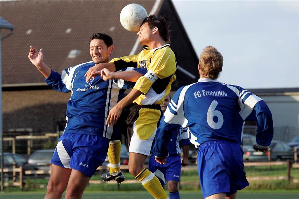 Castrop-Rauxeler Stadtmeisterschaft 2005: Teams nach Massenschlägerei bestraft, Schwerin gab Pokal ab Nach einer Tätlichkeit gegen Sencer Özbek (gelbes Trikot) vom SV Dingen eskalierte das Spiel gegen den FC Frohlinde.