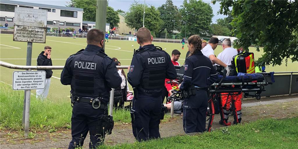 Verspäteter Anpfiff in Holzwickede: Polizei und Krankenwagen rücken nach Kopfverletzung an Nach einer Verletzung ist die Bezirksliga-Partie des Holzwickeder SC U23 gegen den ASC Dortmund II am Sonntag später angefangen.