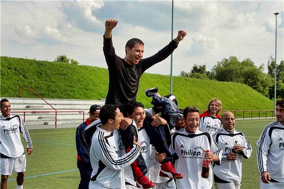 Ein Zuschauer führte Yeni Genclik im Jahr 2005 in die Bezirksliga