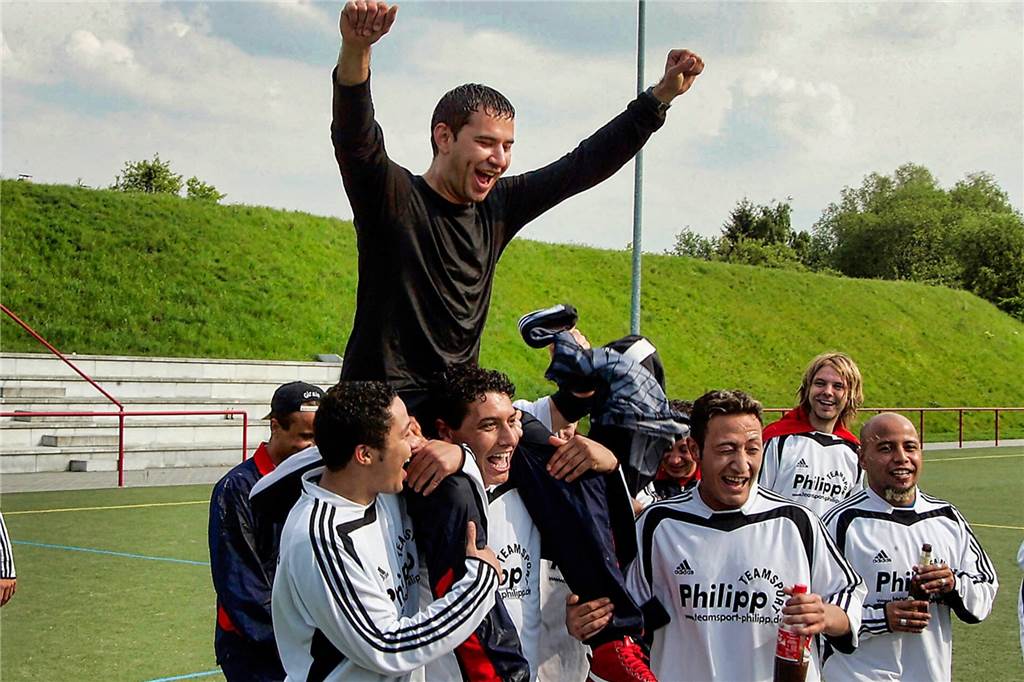 Eintracht Ickern: Ein Trainer hat Notbremse gezogen - Rücktritt vor Jahreswechsel Nach einer Wasser-Dusche feierte Trainer Zeki Terzioglu am 16. Mai 2005 mit seinem Team des SV Yeni Genclik am Merklinder Fuchsweg den Bezirksliga-Dusche. Vorausgegangen war ein 3:0-Sieg gegen die SF Wanne