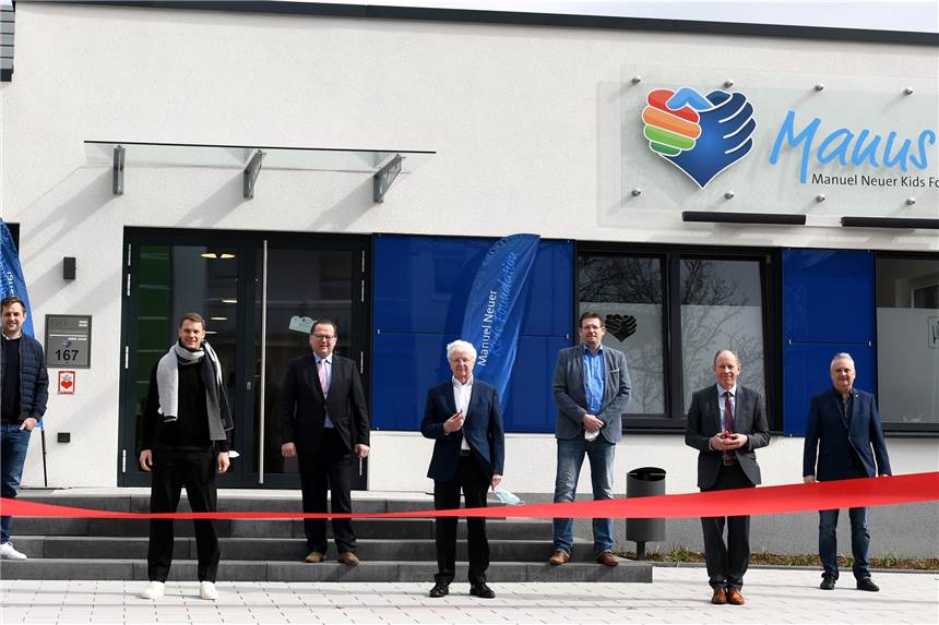 Manuel Neuer eröffnet Jugendhaus in Bottrop Nach einjähriger Bauphase hat Manuel Neuer jetzt das neue Jugendhaus MANUS in Bottrop eröffnet.